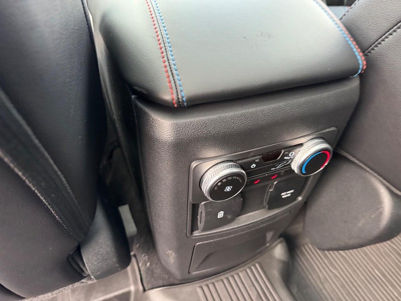 Ford Explorer Vehicle Full-screen Gallery Image 14