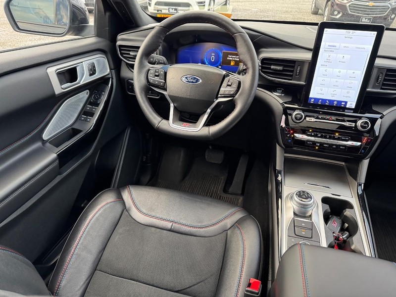 Ford Explorer Vehicle Full-screen Gallery Image 15