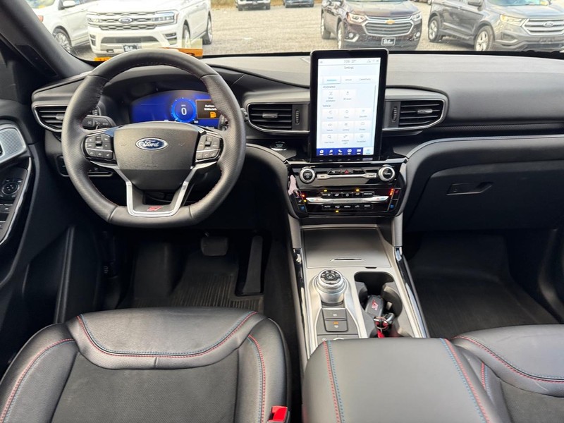 Ford Explorer Vehicle Full-screen Gallery Image 16