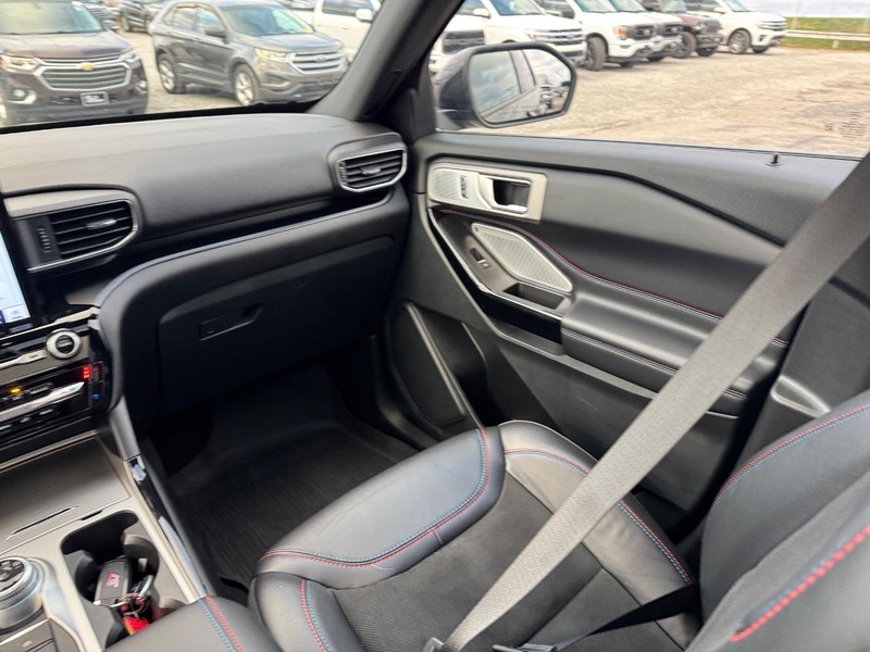 Ford Explorer Vehicle Full-screen Gallery Image 17