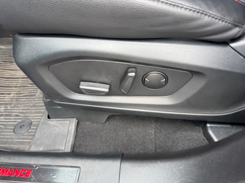 Ford Explorer Vehicle Full-screen Gallery Image 18