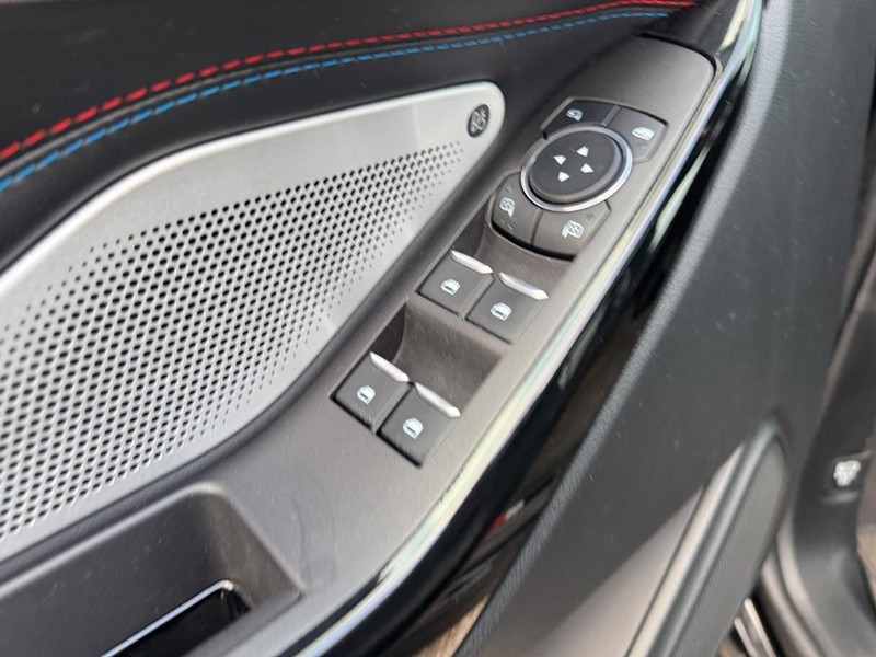 Ford Explorer Vehicle Full-screen Gallery Image 19