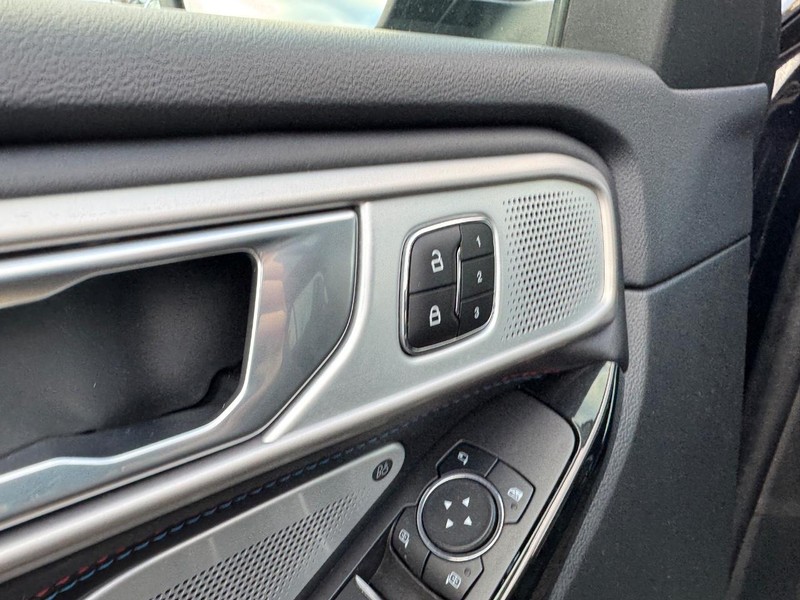 Ford Explorer Vehicle Full-screen Gallery Image 20