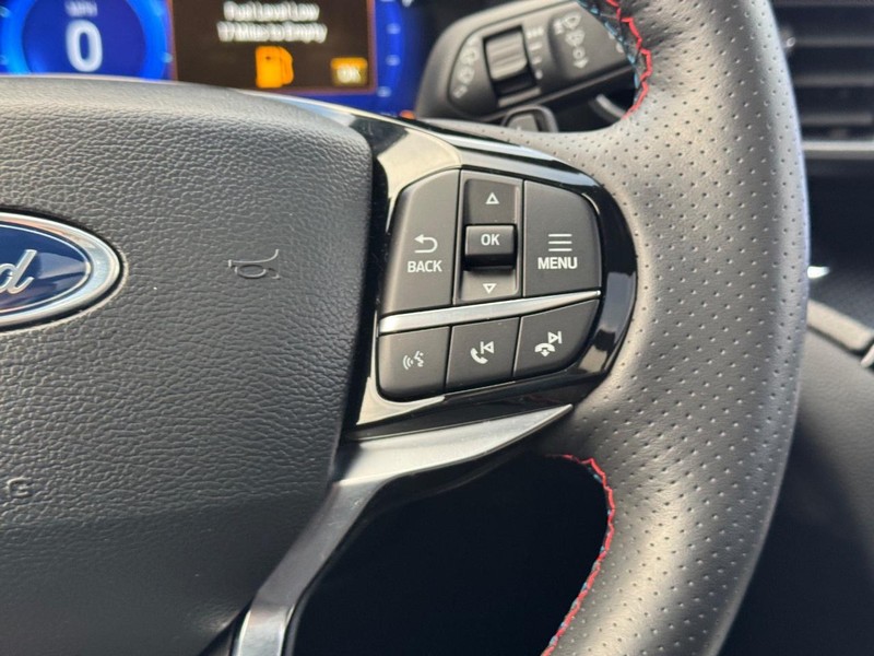 Ford Explorer Vehicle Full-screen Gallery Image 23