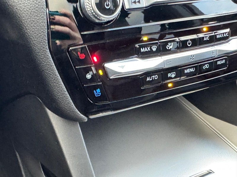 Ford Explorer Vehicle Full-screen Gallery Image 24