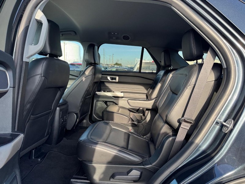 Ford Explorer Vehicle Image 12