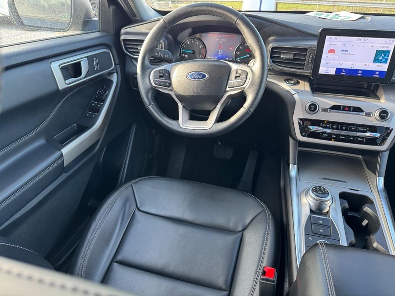 Ford Explorer Vehicle Image 14