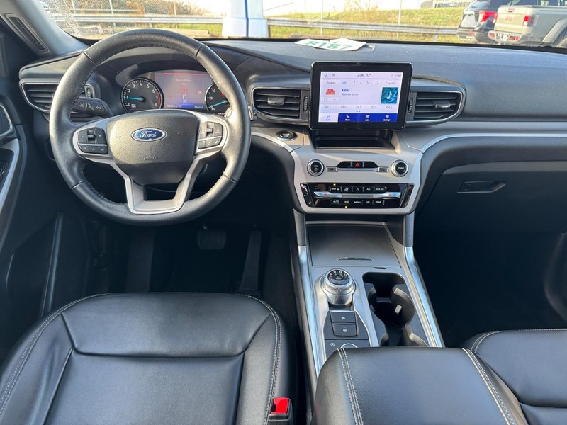 Ford Explorer Vehicle Image 15