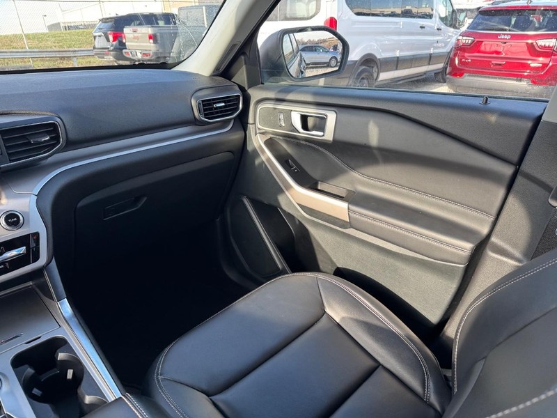 Ford Explorer Vehicle Image 16