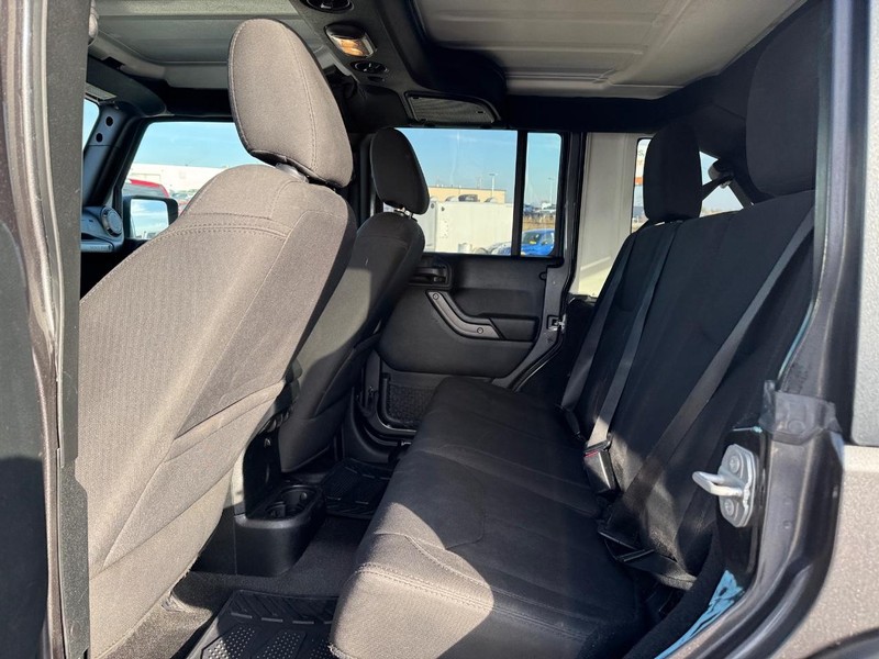 Jeep Wrangler JK Unlimited Vehicle Full-screen Gallery Image 12