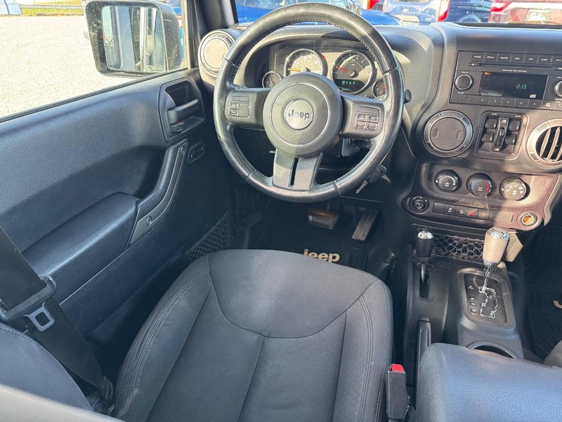 Jeep Wrangler JK Unlimited Vehicle Full-screen Gallery Image 13