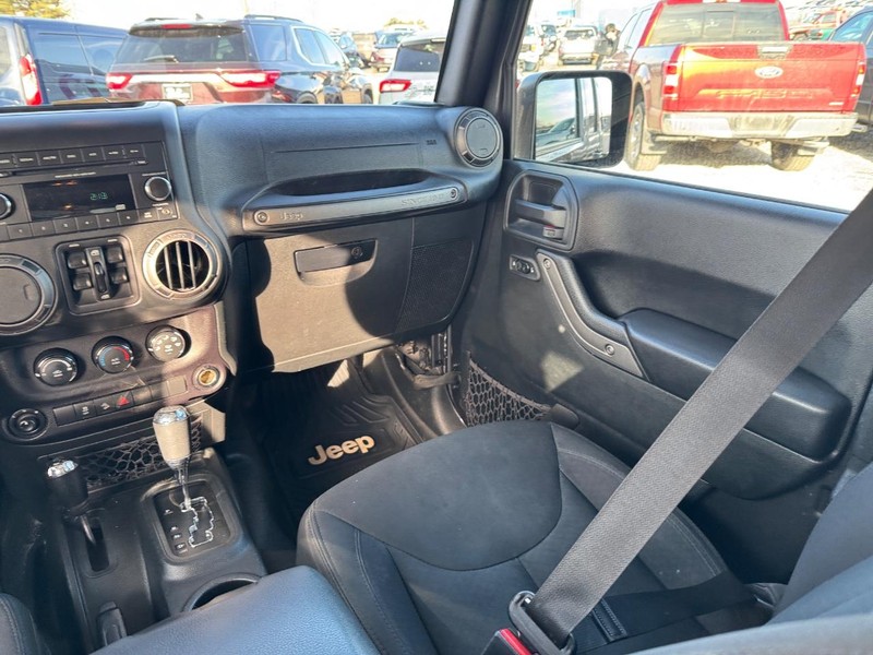 Jeep Wrangler JK Unlimited Vehicle Full-screen Gallery Image 15