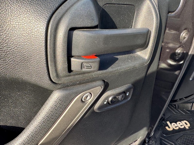 Jeep Wrangler JK Unlimited Vehicle Full-screen Gallery Image 17