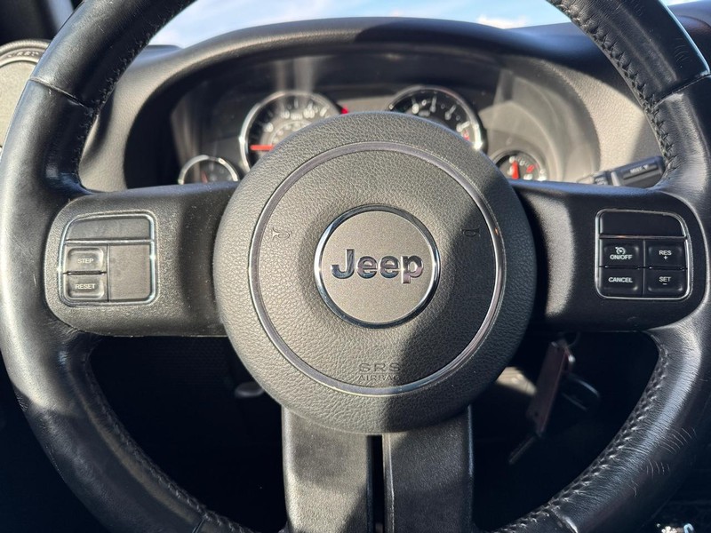 Jeep Wrangler JK Unlimited Vehicle Full-screen Gallery Image 18