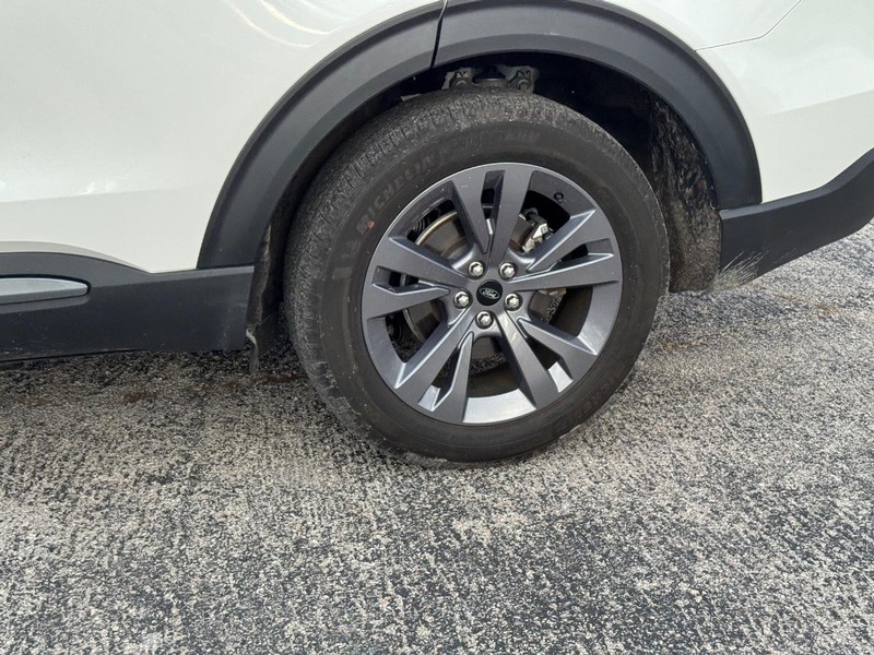 Ford Explorer Vehicle Full-screen Gallery Image 11