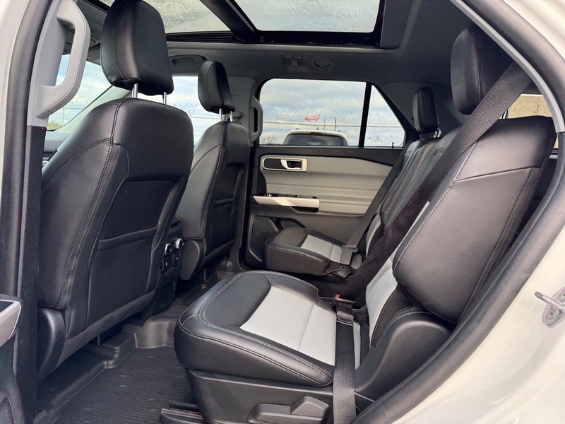 Ford Explorer Vehicle Full-screen Gallery Image 12