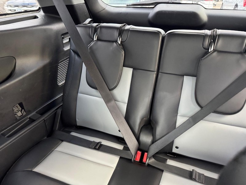 Ford Explorer Vehicle Full-screen Gallery Image 14