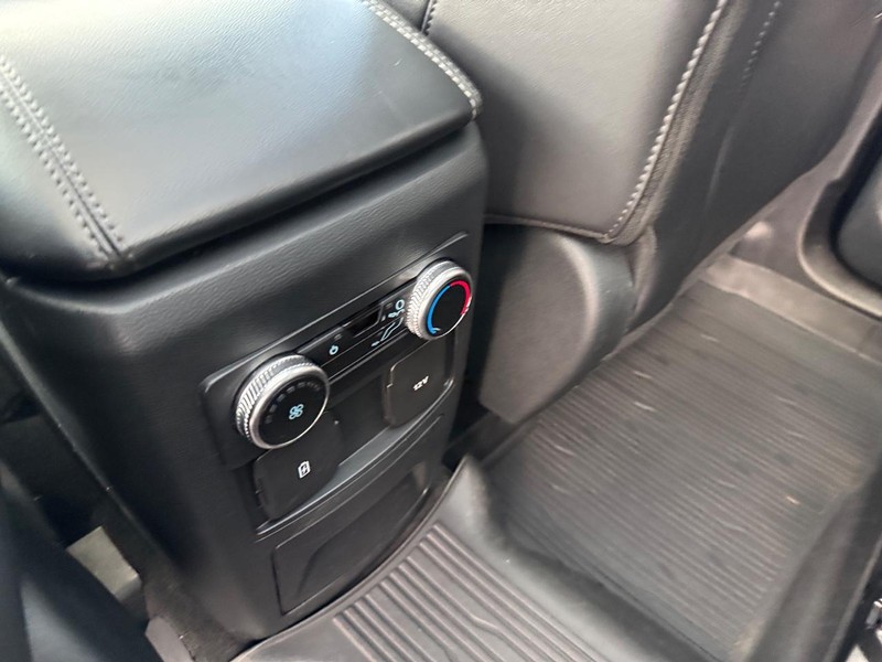 Ford Explorer Vehicle Full-screen Gallery Image 15