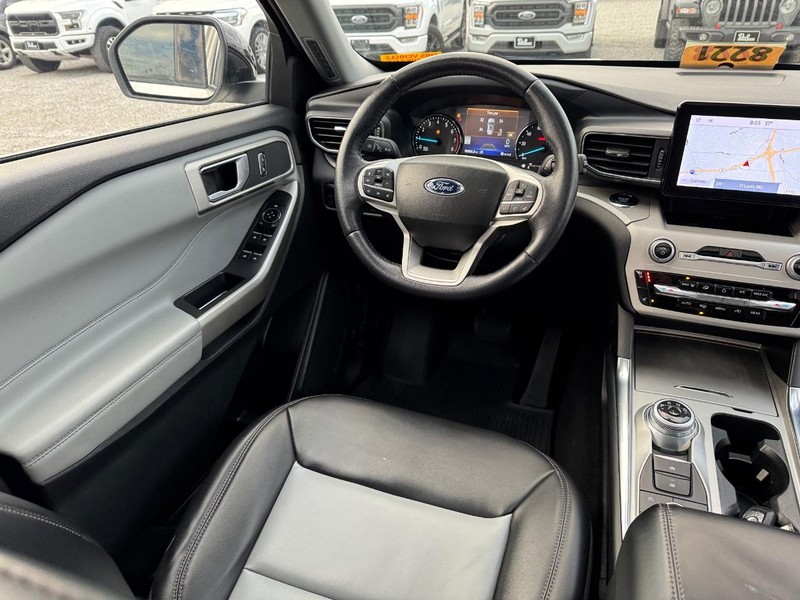 Ford Explorer Vehicle Full-screen Gallery Image 16