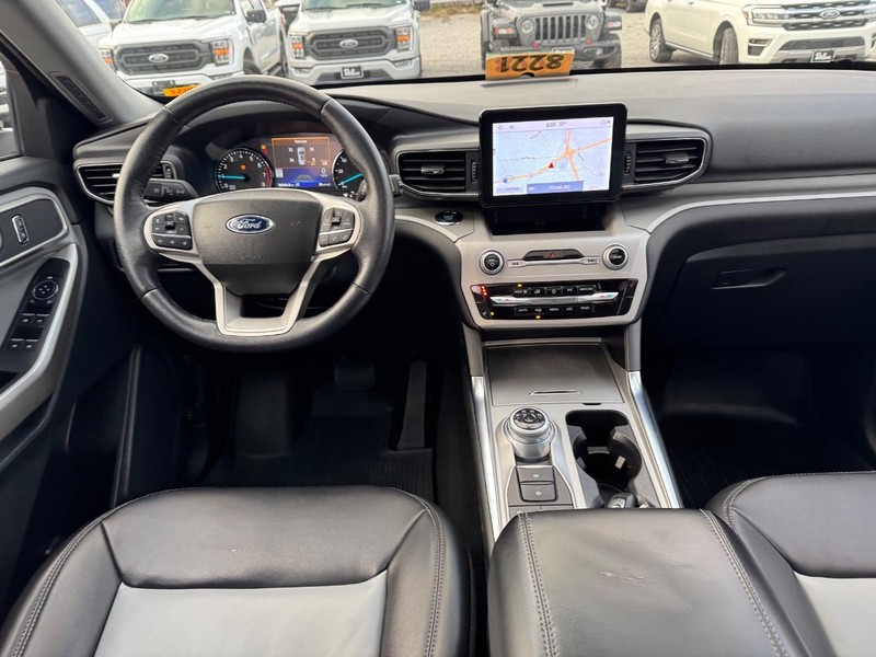 Ford Explorer Vehicle Full-screen Gallery Image 17