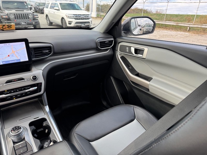 Ford Explorer Vehicle Full-screen Gallery Image 18