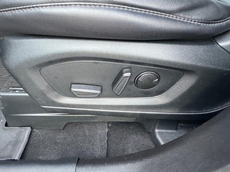 Ford Explorer Vehicle Full-screen Gallery Image 19