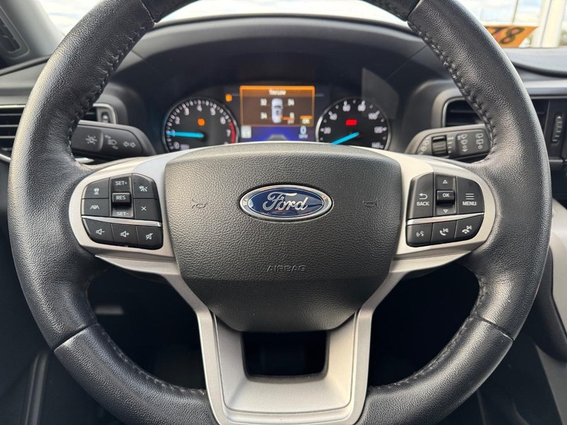 Ford Explorer Vehicle Full-screen Gallery Image 21