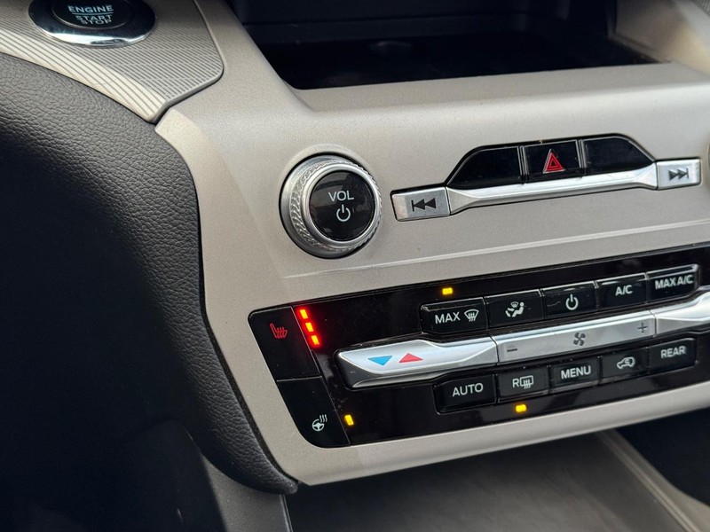 Ford Explorer Vehicle Full-screen Gallery Image 24