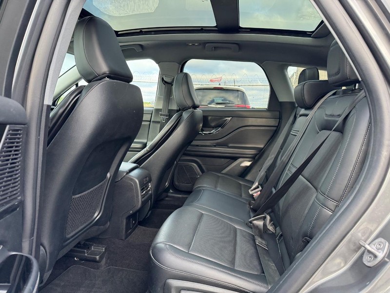 Lincoln Corsair Vehicle Full-screen Gallery Image 12