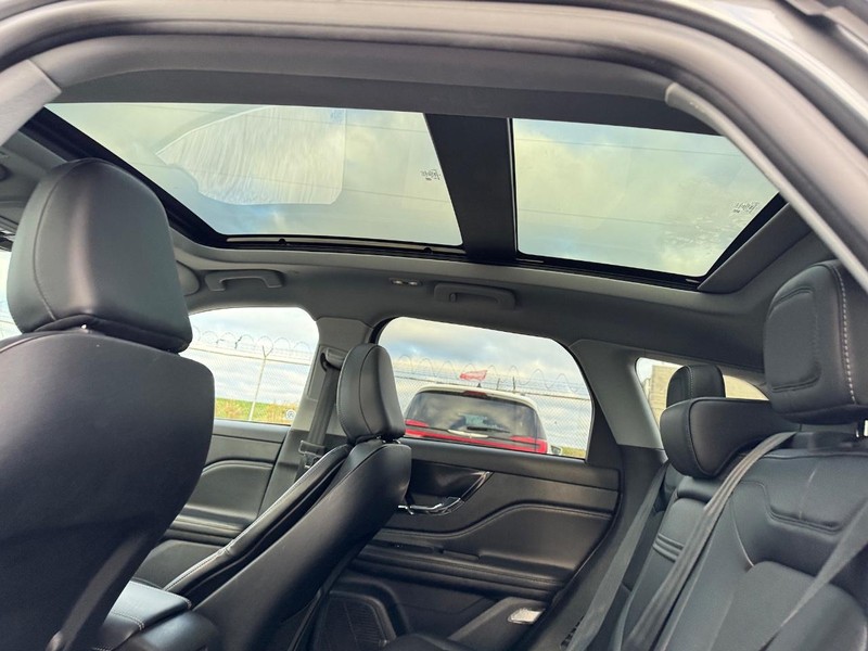 Lincoln Corsair Vehicle Full-screen Gallery Image 13