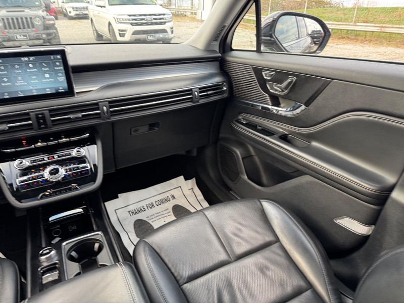 Lincoln Corsair Vehicle Full-screen Gallery Image 16