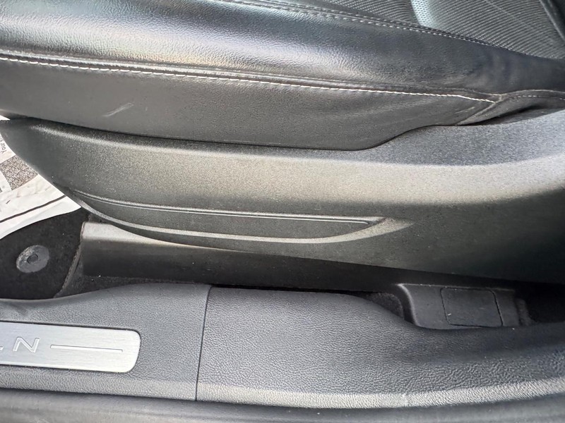 Lincoln Corsair Vehicle Full-screen Gallery Image 17