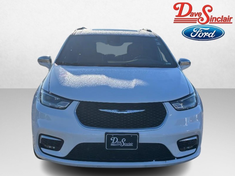 Chrysler Pacifica Vehicle Image 02