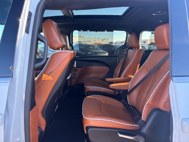 Chrysler Pacifica Vehicle Image 13