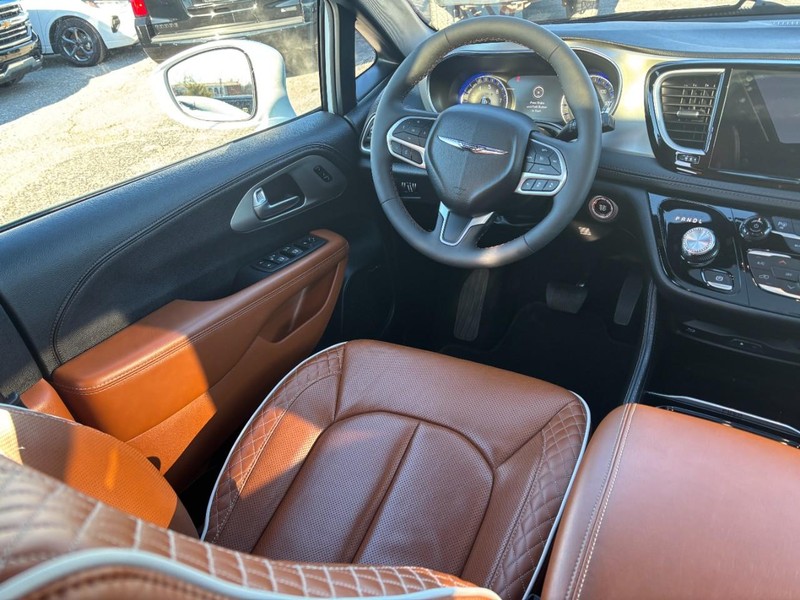 Chrysler Pacifica Vehicle Image 14