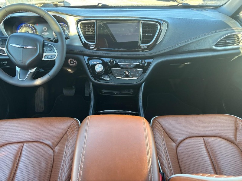 Chrysler Pacifica Vehicle Image 15