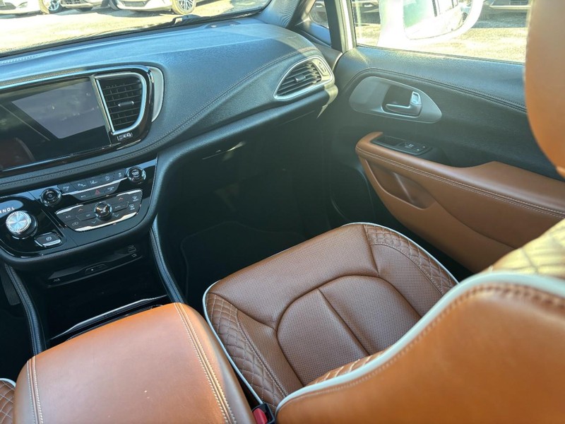 Chrysler Pacifica Vehicle Image 16