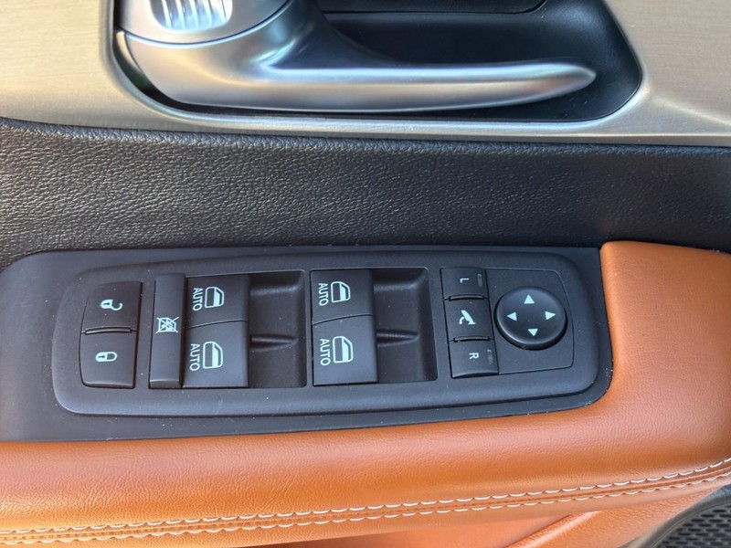 Chrysler Pacifica Vehicle Image 17