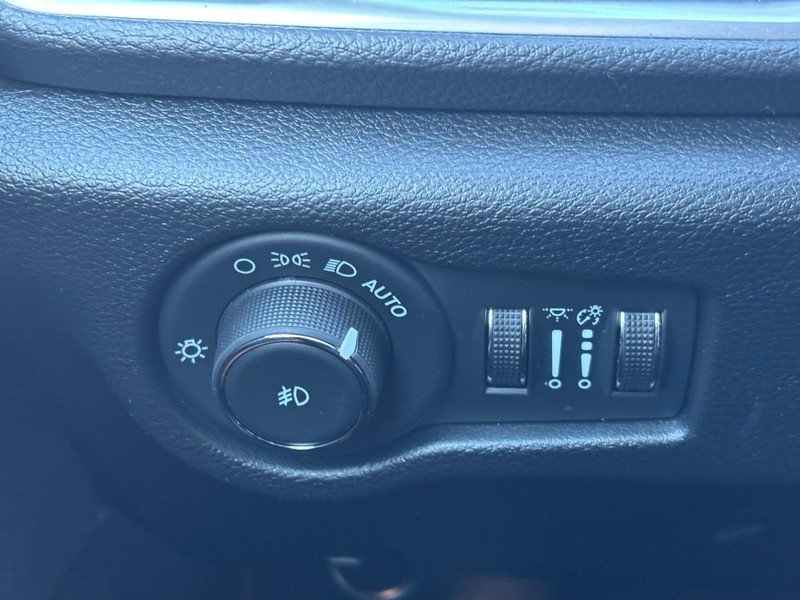 Chrysler Pacifica Vehicle Image 18