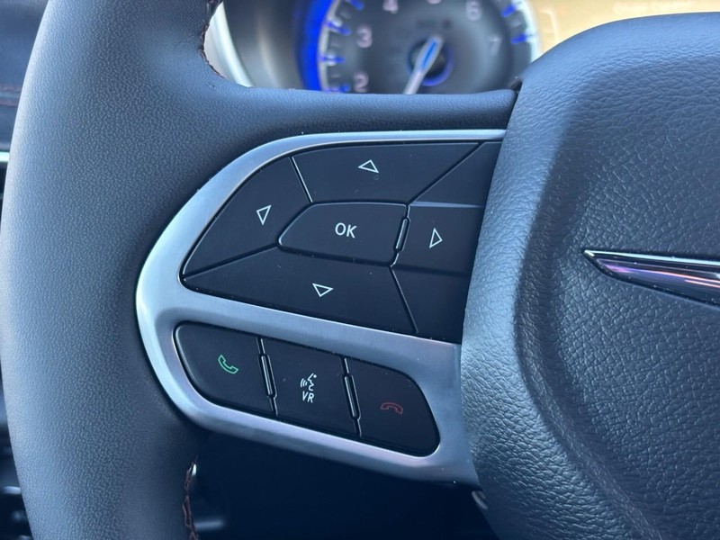 Chrysler Pacifica Vehicle Image 19