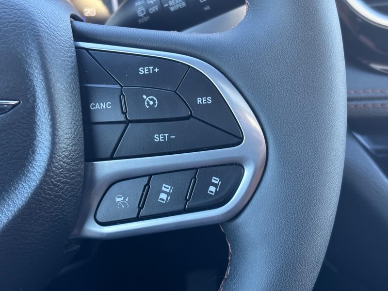 Chrysler Pacifica Vehicle Image 21