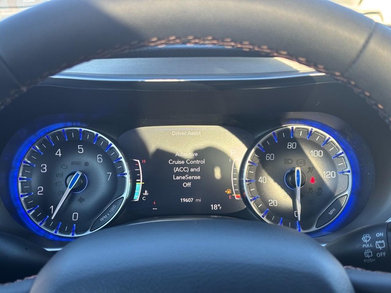 Chrysler Pacifica Vehicle Image 22