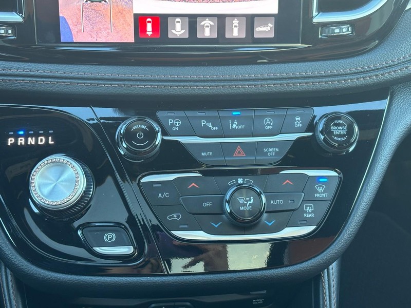 Chrysler Pacifica Vehicle Image 25