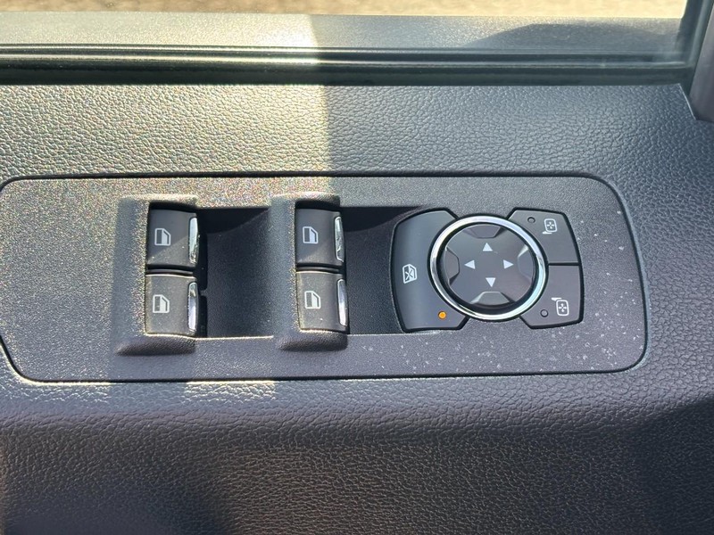 Ford F-150 Vehicle Full-screen Gallery Image 17