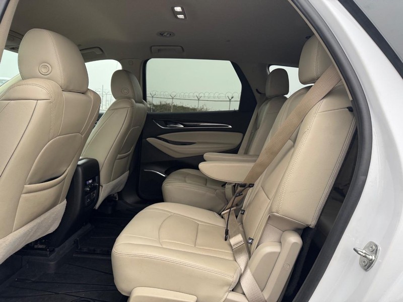 Buick Enclave Vehicle Full-screen Gallery Image 10