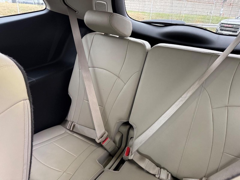 Buick Enclave Vehicle Full-screen Gallery Image 11