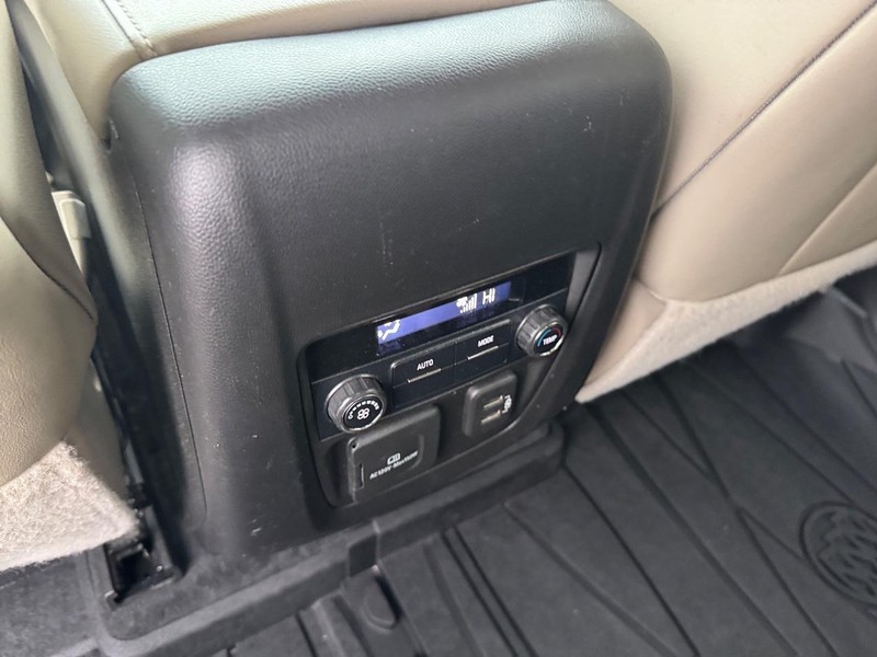 Buick Enclave Vehicle Full-screen Gallery Image 12