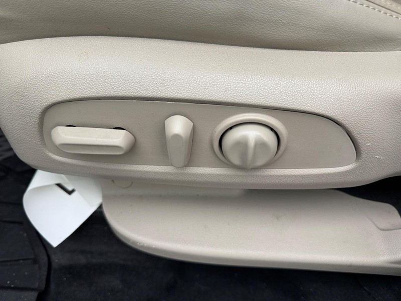 Buick Enclave Vehicle Full-screen Gallery Image 16