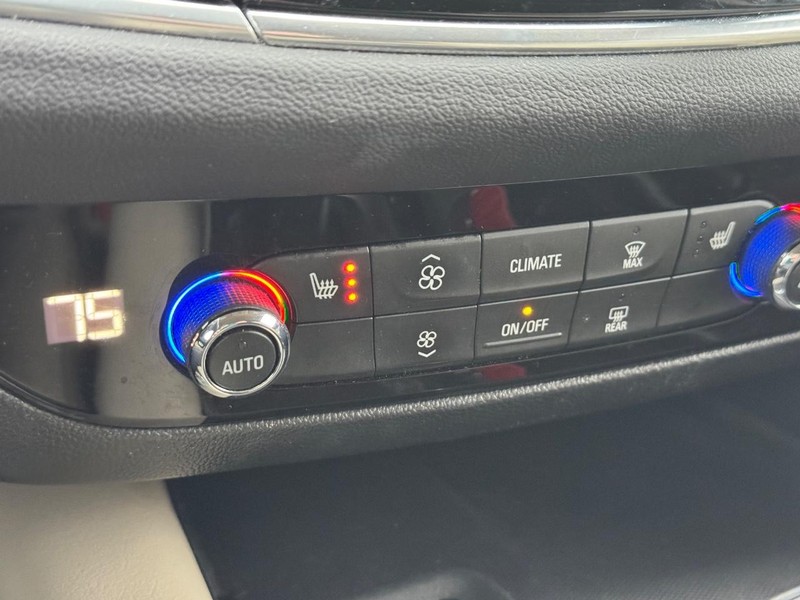 Buick Enclave Vehicle Full-screen Gallery Image 21