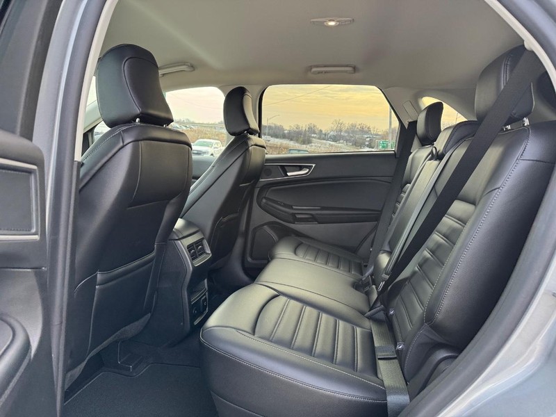 Ford Edge Vehicle Full-screen Gallery Image 12